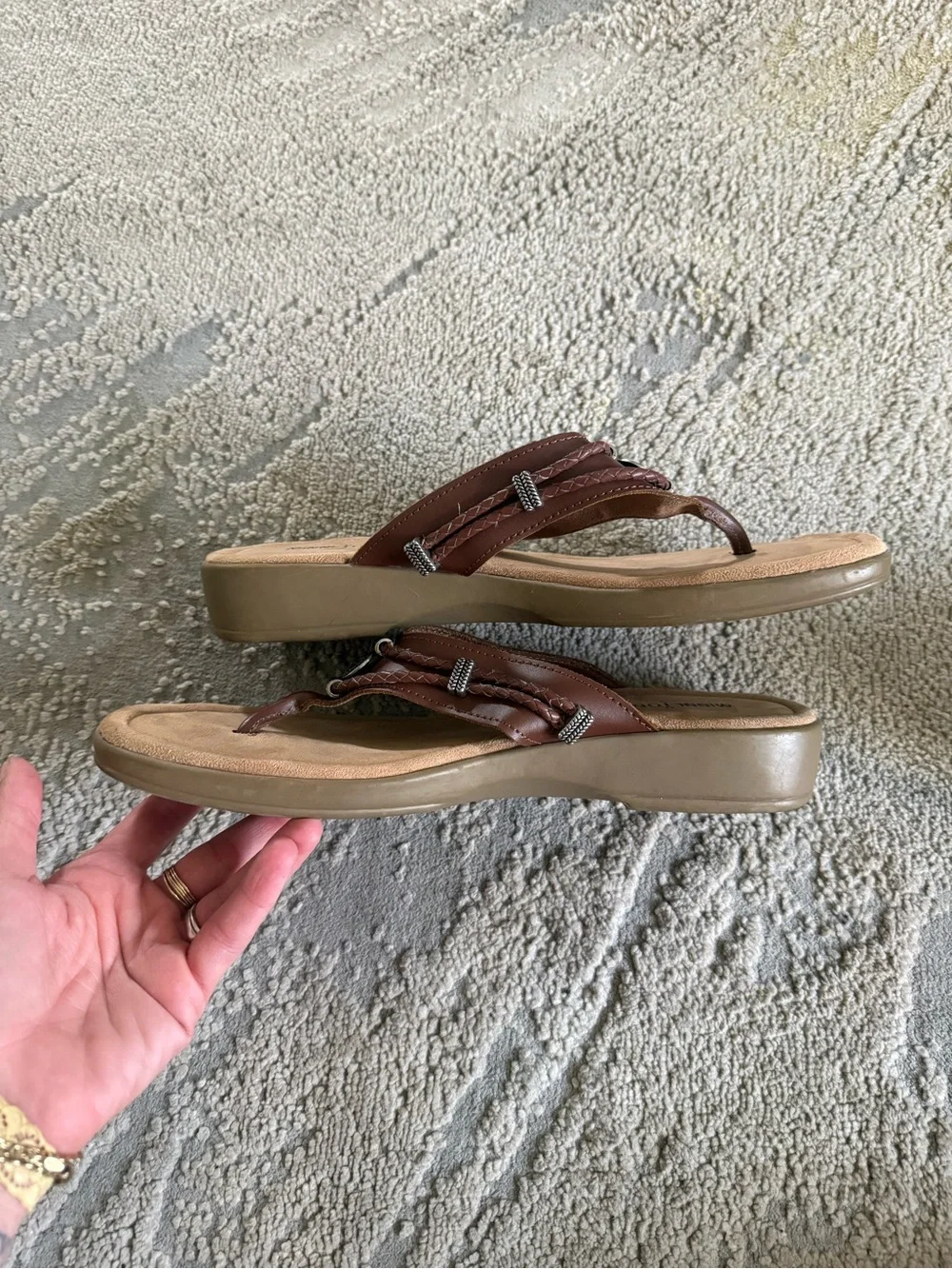 Minnetonka Silverthorne 360 thong sandals brown leather straps silver charms 10